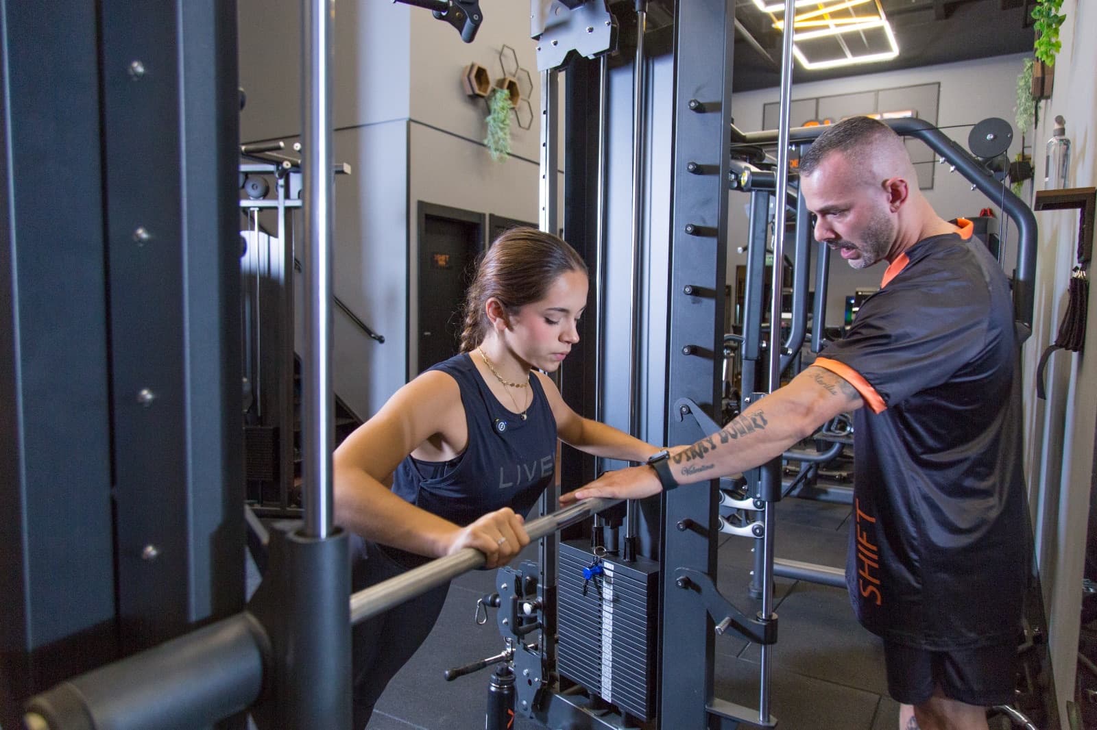 Treino acompanhado em equipamento de musculação